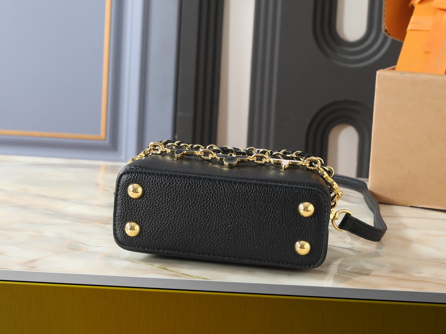 C5097 💰 Guangzhou product – top-quality original items: M29608, M2A380, M2A379, M2A362, M29952, M29955, M29951. This mini handbag belongs to the Capucines Flowergram collection. It features classic colors on Taurillon leather, with a flap that can be clos — image 4