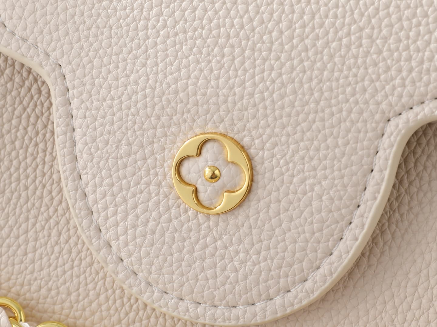 C5096 💰 Guangzhou product – top-quality original items: M29608, M2A380, M2A379, M2A362, M29952, M29955, M29951. This Capucines BB handbag belongs to the Flowergram collection. It reinterprets Louis Vuitton’s classic Flower Crown design with decorative cha — image 6