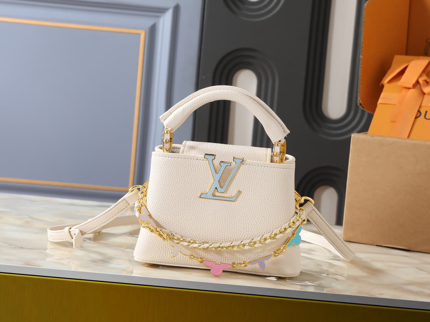 C5095 💰 Guangzhou product – top-quality original items: M29608, M2A380, M2A379, M2A362, M29952, M29955, M29951. This mini handbag belongs to the Capucines Flowergram collection. It features classic colors on Taurillon leather, with a flip cover that can b — image 1