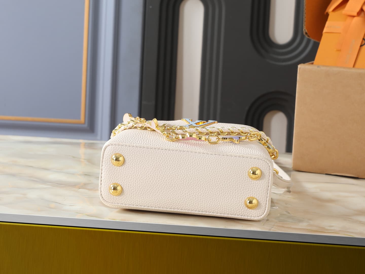 C5095 💰 Guangzhou product – top-quality original items: M29608, M2A380, M2A379, M2A362, M29952, M29955, M29951. This mini handbag belongs to the Capucines Flowergram collection. It features classic colors on Taurillon leather, with a flip cover that can b — image 4
