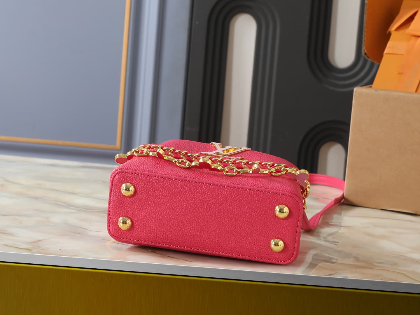 C5093 💰 Guangzhou product – top-quality original items: M29608, M2A380, M2A379, M2A362, M29952, M29955, M29951. This mini handbag belongs to the Capucines Flowergram collection. It features classic colors on Taurillon leather, with a flip cover that can b — image 4