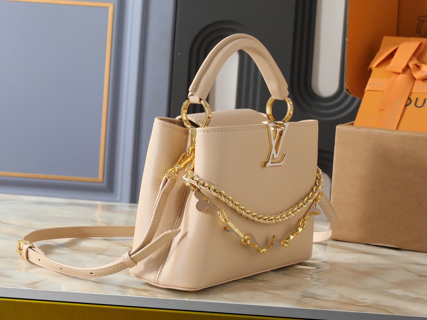 C5092 💰 Guangzhou product – top-tier original Capucines BB handbag series. This bag belongs to the Flowergram collection. It reinterprets Louis Vuitton’s classic Flower Crown design with decorative chain details; each flower is crafted using precise craft — image 2