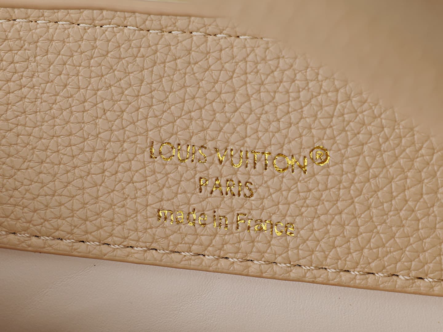 C5092 💰 Guangzhou product – top-tier original Capucines BB handbag series. This bag belongs to the Flowergram collection. It reinterprets Louis Vuitton’s classic Flower Crown design with decorative chain details; each flower is crafted using precise craft — image 8