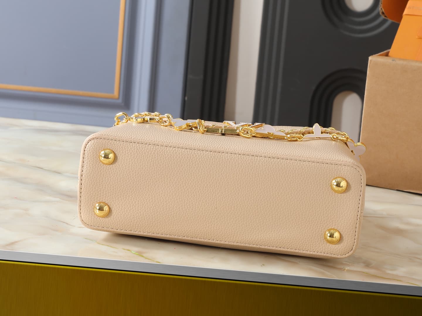 C5092 💰 Guangzhou product – top-tier original Capucines BB handbag series. This bag belongs to the Flowergram collection. It reinterprets Louis Vuitton’s classic Flower Crown design with decorative chain details; each flower is crafted using precise craft — image 4