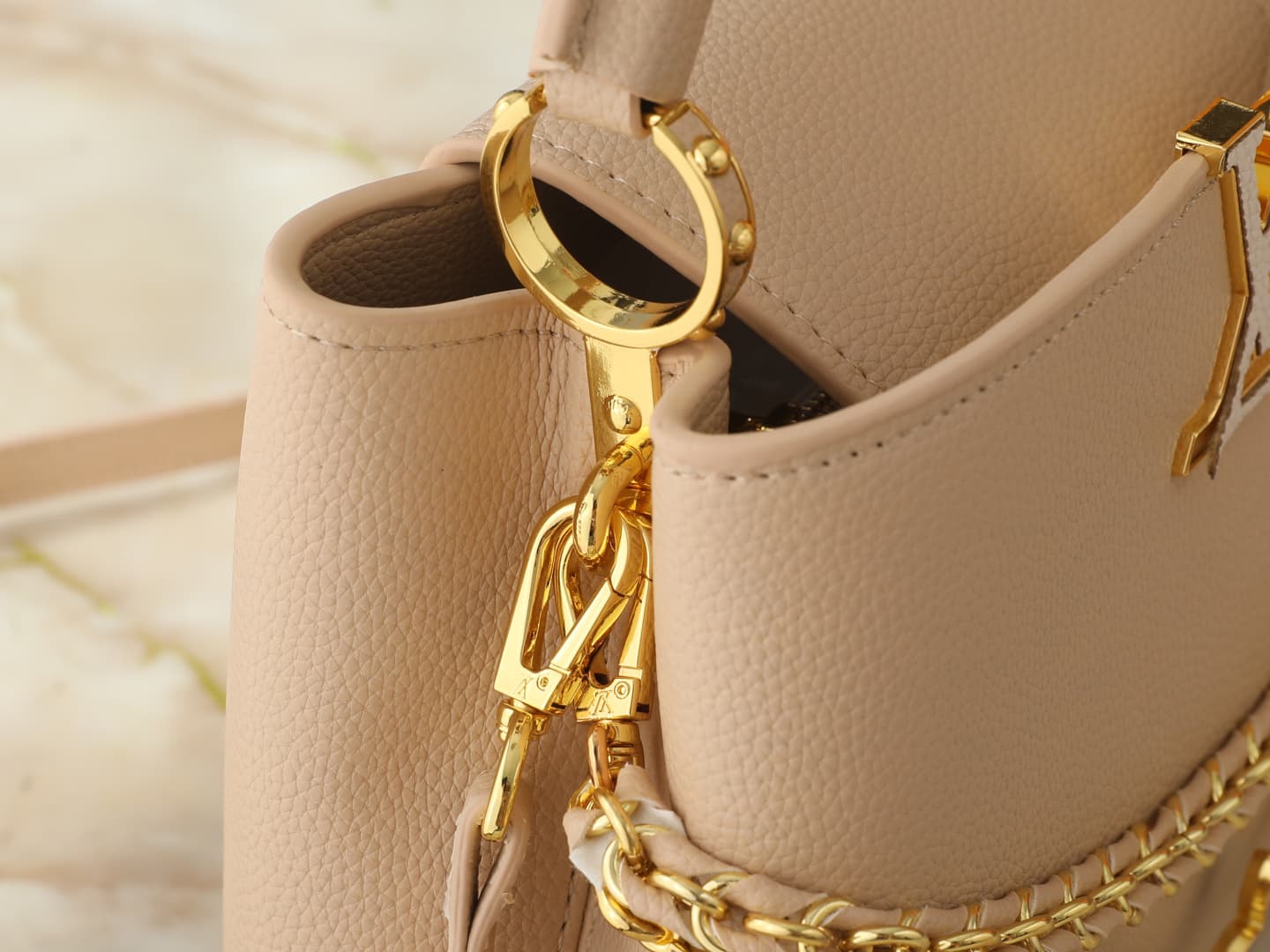 C5092 💰 Guangzhou product – top-tier original Capucines BB handbag series. This bag belongs to the Flowergram collection. It reinterprets Louis Vuitton’s classic Flower Crown design with decorative chain details; each flower is crafted using precise craft — image 7