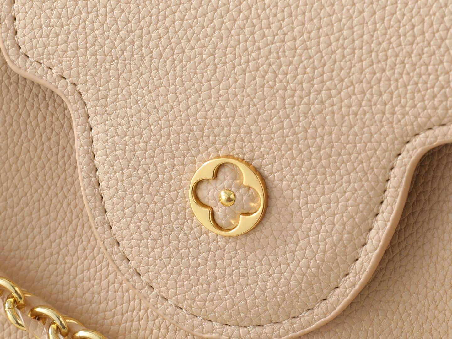 C5092 💰 Guangzhou product – top-tier original Capucines BB handbag series. This bag belongs to the Flowergram collection. It reinterprets Louis Vuitton’s classic Flower Crown design with decorative chain details; each flower is crafted using precise craft — image 6
