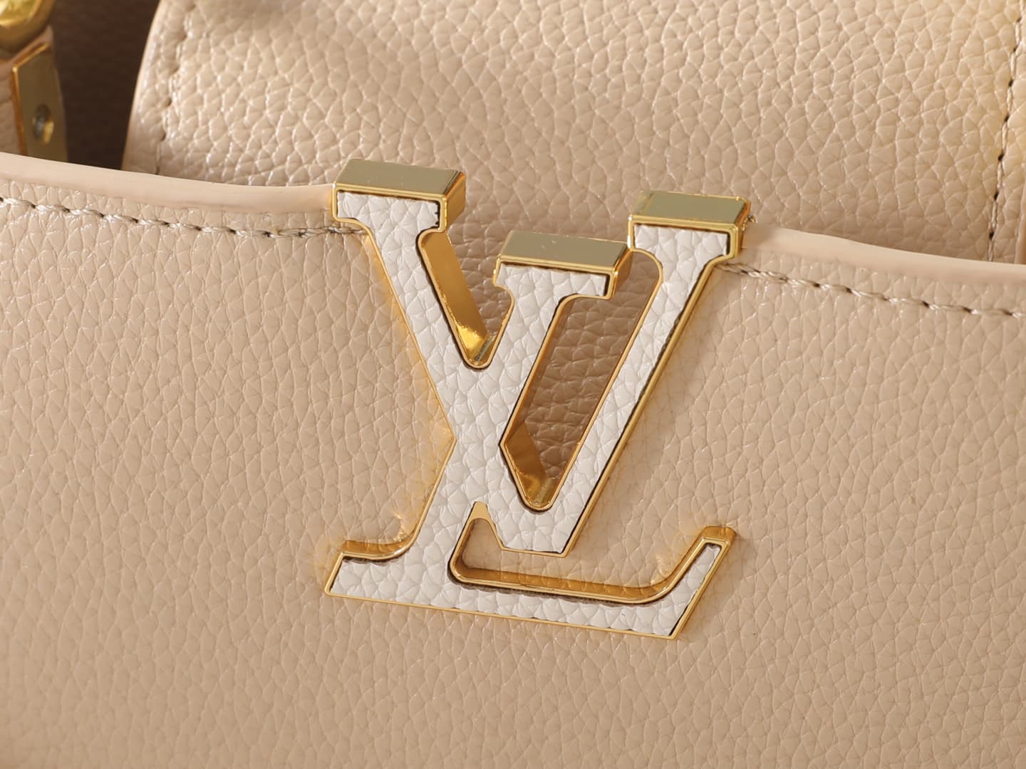 C5092 💰 Guangzhou product – top-tier original Capucines BB handbag series. This bag belongs to the Flowergram collection. It reinterprets Louis Vuitton’s classic Flower Crown design with decorative chain details; each flower is crafted using precise craft — image 5