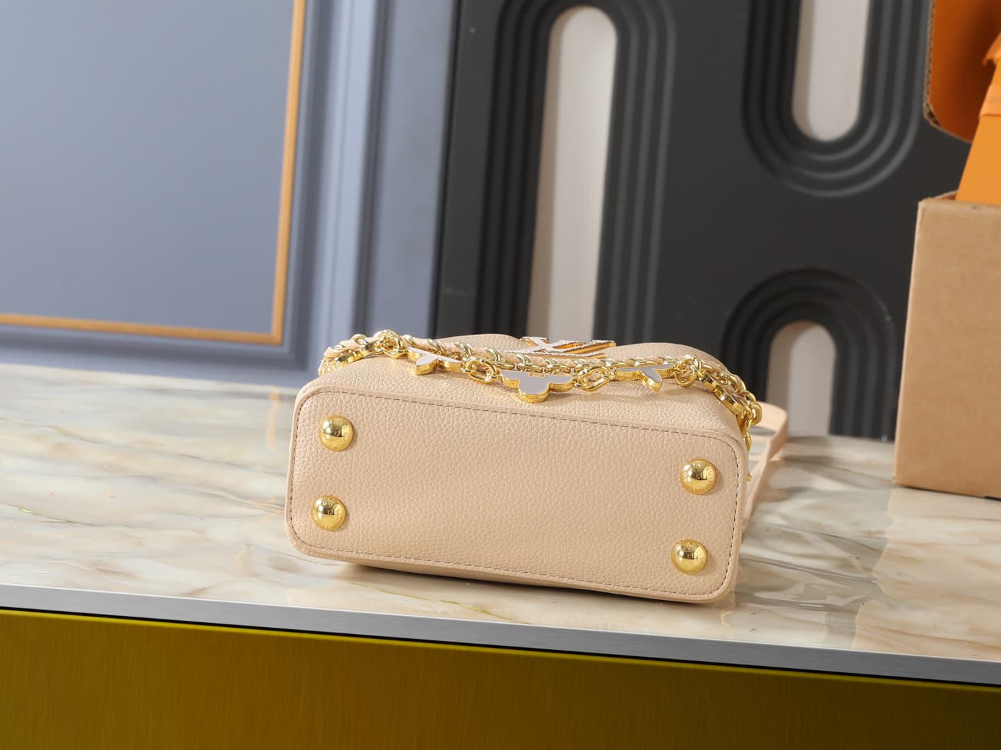 C5091 💰 Guangzhou product – top-quality original items: M29608, M2A380, M2A379, M2A362, M29952, M29955, M29951. This mini handbag belongs to the Capucines Flowergram collection. It features classic colors on Taurillon leather, with a flip cover that can b — image 4