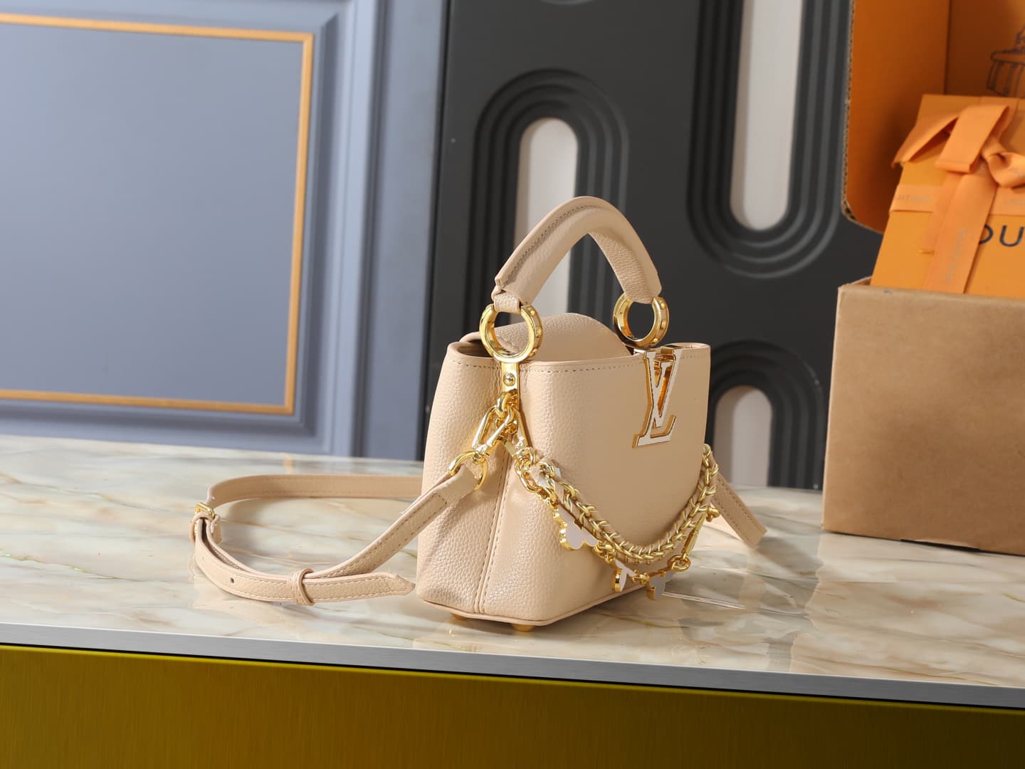 C5091 💰 Guangzhou product – top-quality original items: M29608, M2A380, M2A379, M2A362, M29952, M29955, M29951. This mini handbag belongs to the Capucines Flowergram collection. It features classic colors on Taurillon leather, with a flip cover that can b — image 2