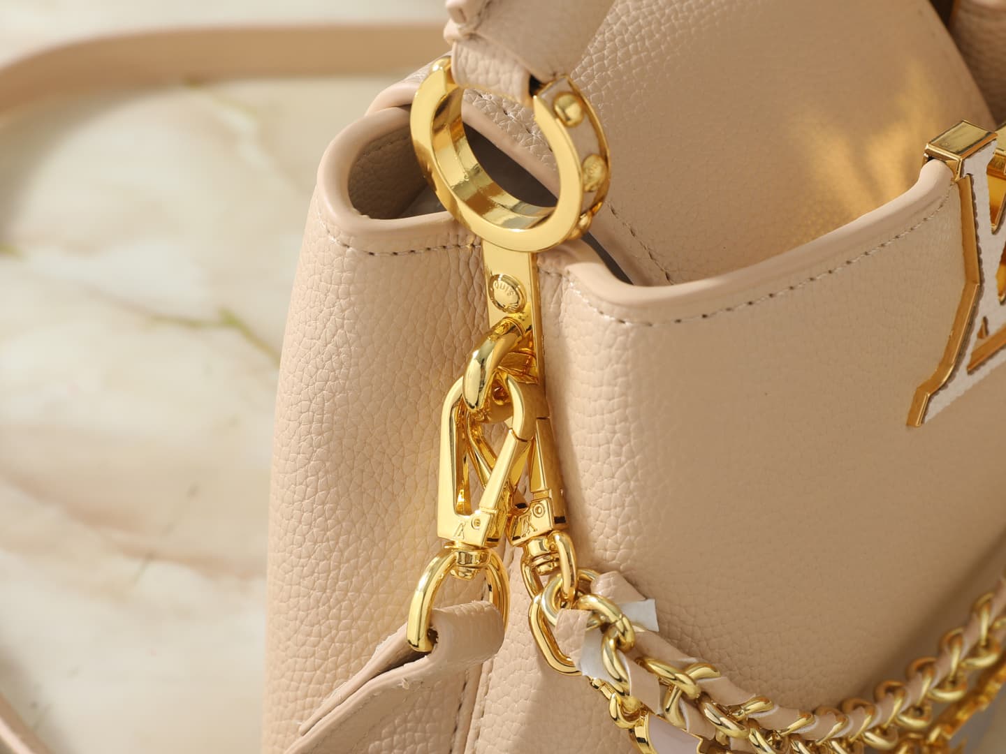 C5091 💰 Guangzhou product – top-quality original items: M29608, M2A380, M2A379, M2A362, M29952, M29955, M29951. This mini handbag belongs to the Capucines Flowergram collection. It features classic colors on Taurillon leather, with a flip cover that can b — image 7
