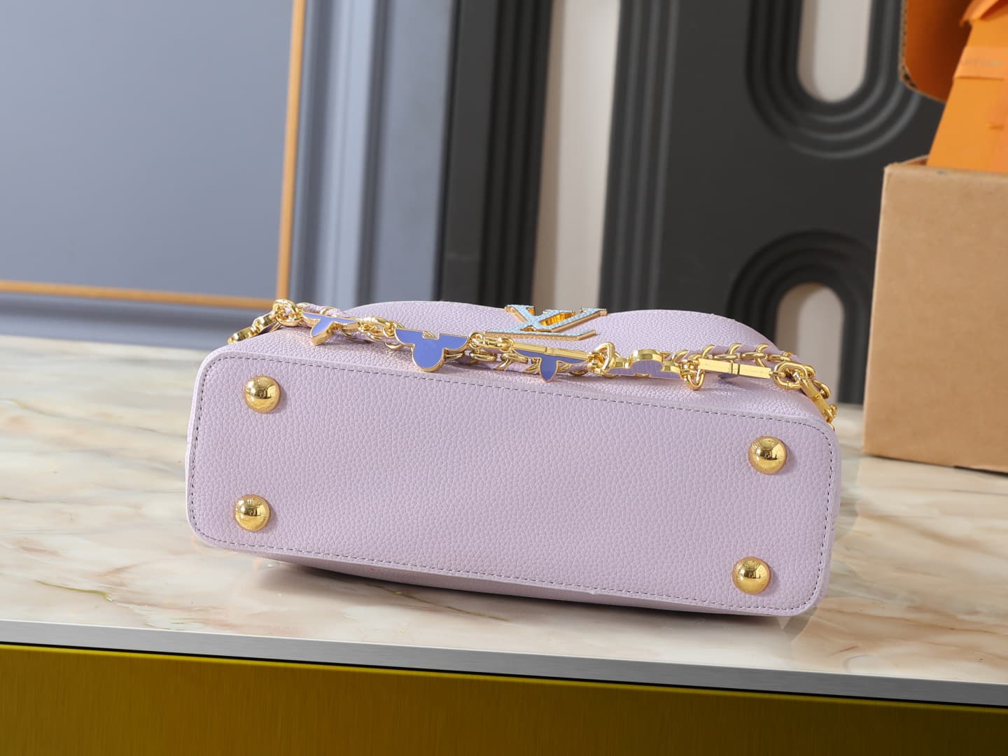 C5088 💰 Guangzhou product – top-quality original items: M29608, M2A380, M2A379, M2A362, M29952, M29955, M29951. This Capucines BB handbag belongs to the Flowergram collection. It reimagines Louis Vuitton’s classic Flower Crown design with decorative chain — image 4