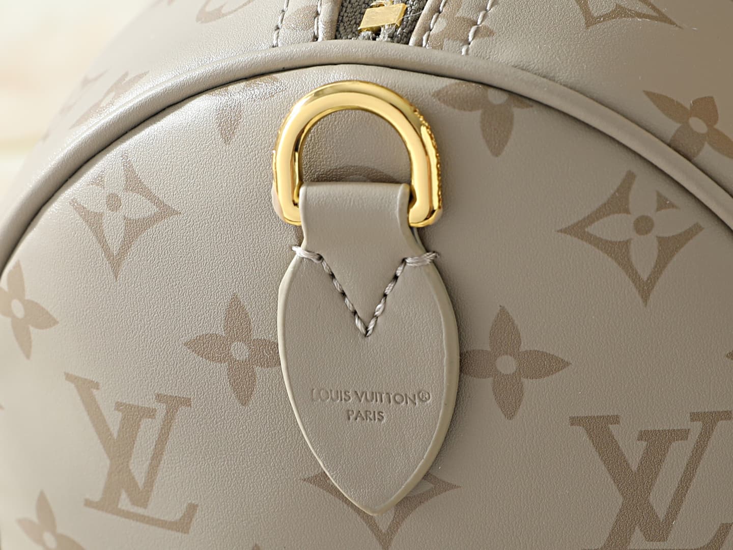 C5084 💰 Upgrade from the original M3A165 and M40391. This Speedy Soft Bandoulière 30 handbag features Monogram Ink branding, bringing a fresh new look. The fine leather surface reflects light brilliantly, capturing the interplay of shadows and highlights  — image 7