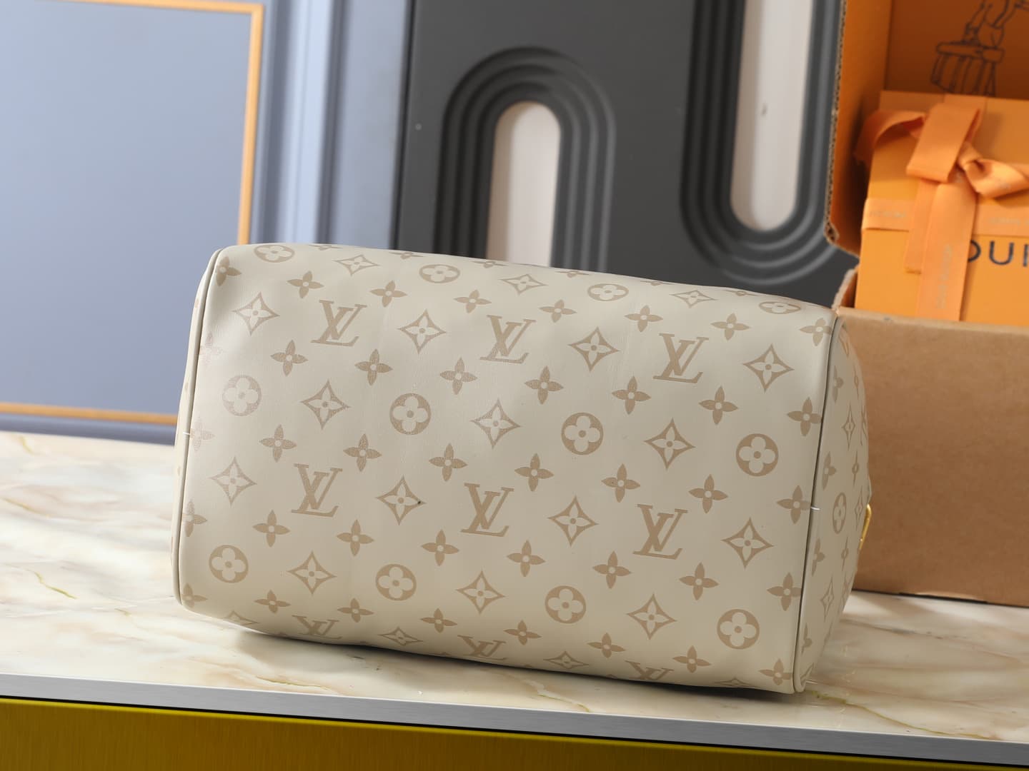 C5084 💰 Upgrade from the original M3A165 and M40391. This Speedy Soft Bandoulière 30 handbag features Monogram Ink branding, bringing a fresh new look. The fine leather surface reflects light brilliantly, capturing the interplay of shadows and highlights  — image 4