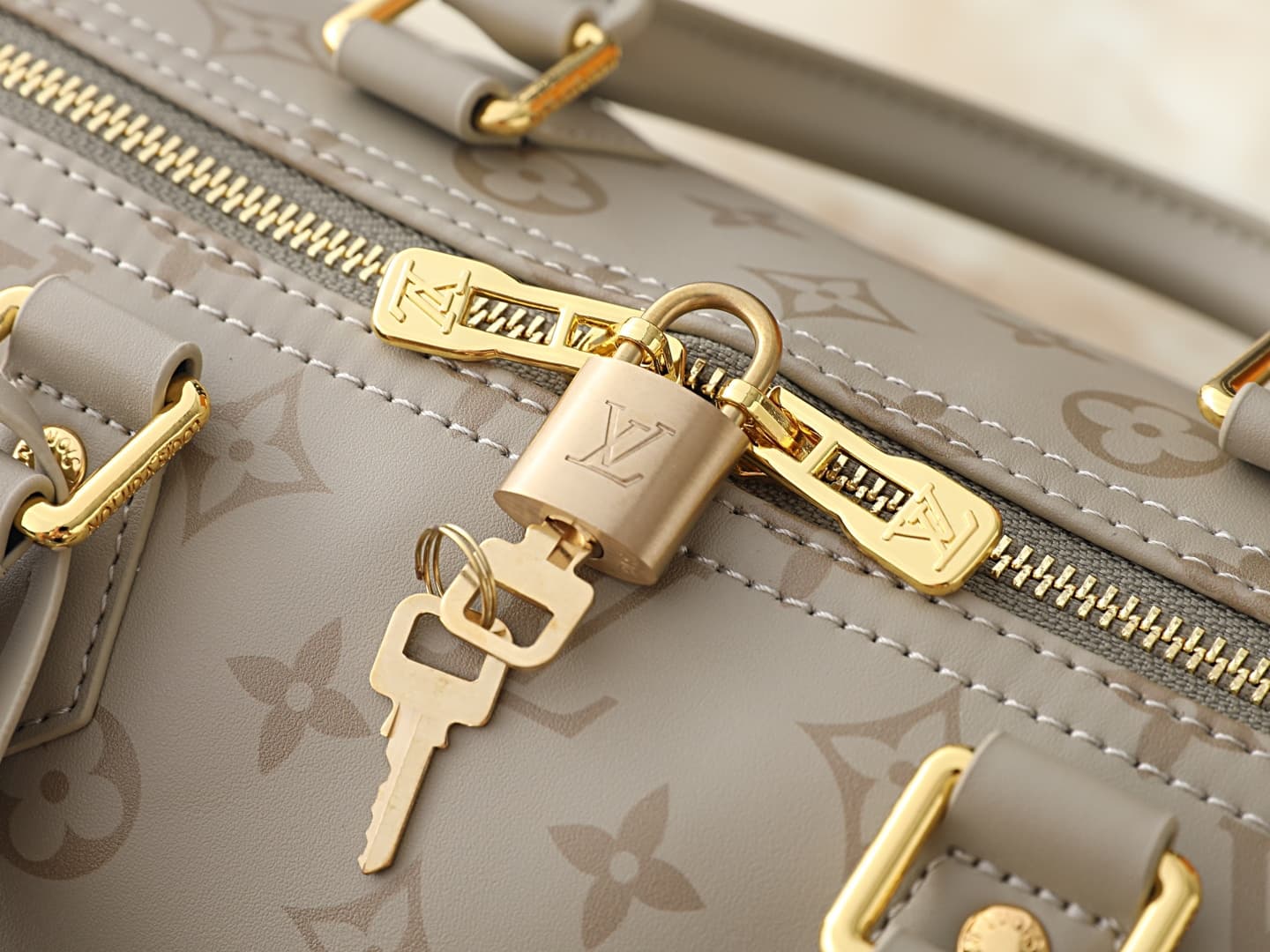 C5084 💰 Upgrade from the original M3A165 and M40391. This Speedy Soft Bandoulière 30 handbag features Monogram Ink branding, bringing a fresh new look. The fine leather surface reflects light brilliantly, capturing the interplay of shadows and highlights  — image 5