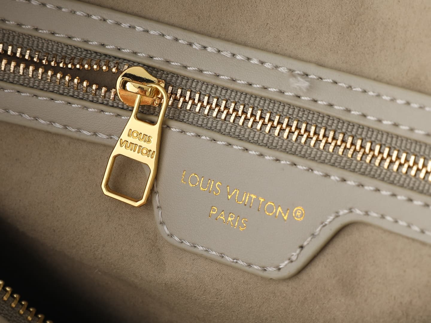 C5084 💰 Upgrade from the original M3A165 and M40391. This Speedy Soft Bandoulière 30 handbag features Monogram Ink branding, bringing a fresh new look. The fine leather surface reflects light brilliantly, capturing the interplay of shadows and highlights  — image 8