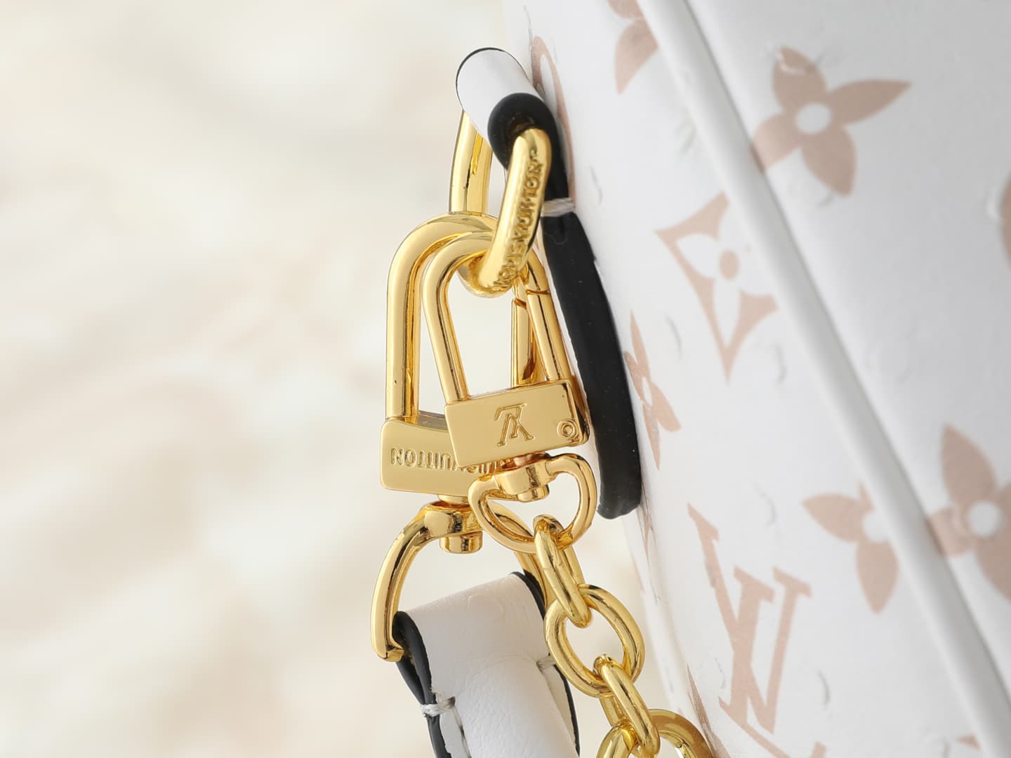 C5083 💰 Upgrade to the original version (Ostrich Pattern) M89804 M40391 This Speedy Soft Bandoulière bag, 30, features Monogram Ink branding that brings a fresh new look. Fine leather creates a shiny finish, capturing light and shadow from all angles. The — image 7