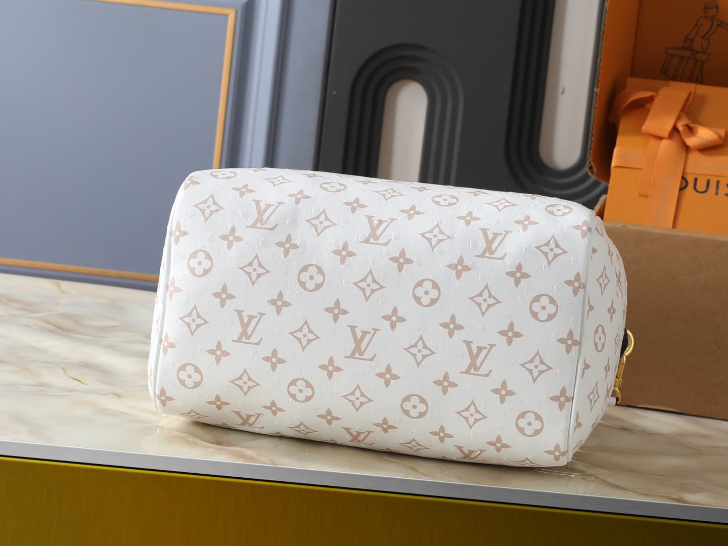 C5083 💰 Upgrade to the original version (Ostrich Pattern) M89804 M40391 This Speedy Soft Bandoulière bag, 30, features Monogram Ink branding that brings a fresh new look. Fine leather creates a shiny finish, capturing light and shadow from all angles. The — image 4