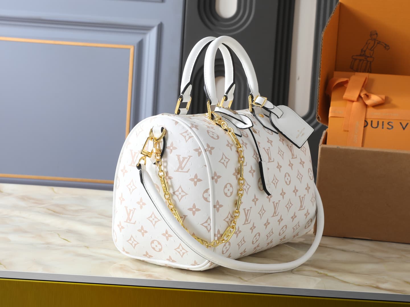 C5083 💰 Upgrade to the original version (Ostrich Pattern) M89804 M40391 This Speedy Soft Bandoulière bag, 30, features Monogram Ink branding that brings a fresh new look. Fine leather creates a shiny finish, capturing light and shadow from all angles. The — image 2