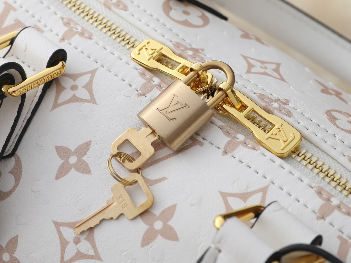 C5083 💰 Upgrade to the original version (Ostrich Pattern) M89804 M40391 This Speedy Soft Bandoulière bag, 30, features Monogram Ink branding that brings a fresh new look. Fine leather creates a shiny finish, capturing light and shadow from all angles. The — image 6
