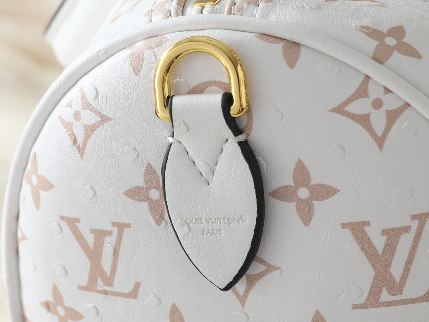C5083 💰 Upgrade to the original version (Ostrich Pattern) M89804 M40391 This Speedy Soft Bandoulière bag, 30, features Monogram Ink branding that brings a fresh new look. Fine leather creates a shiny finish, capturing light and shadow from all angles. The — image 5