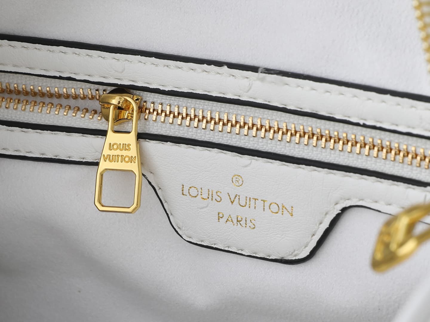 C5083 💰 Upgrade to the original version (Ostrich Pattern) M89804 M40391 This Speedy Soft Bandoulière bag, 30, features Monogram Ink branding that brings a fresh new look. Fine leather creates a shiny finish, capturing light and shadow from all angles. The — image 8