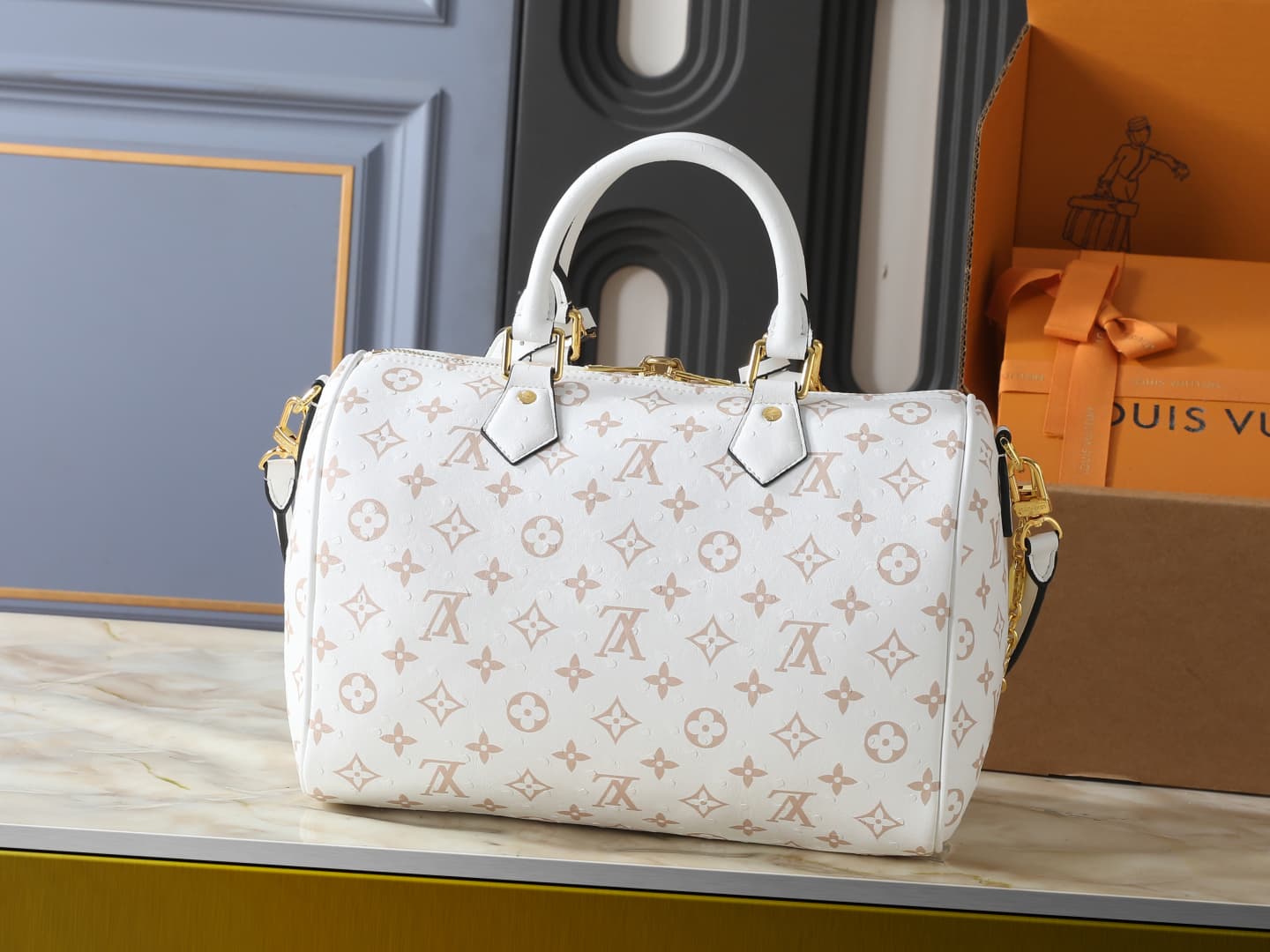 C5083 💰 Upgrade to the original version (Ostrich Pattern) M89804 M40391 This Speedy Soft Bandoulière bag, 30, features Monogram Ink branding that brings a fresh new look. Fine leather creates a shiny finish, capturing light and shadow from all angles. The — image 3