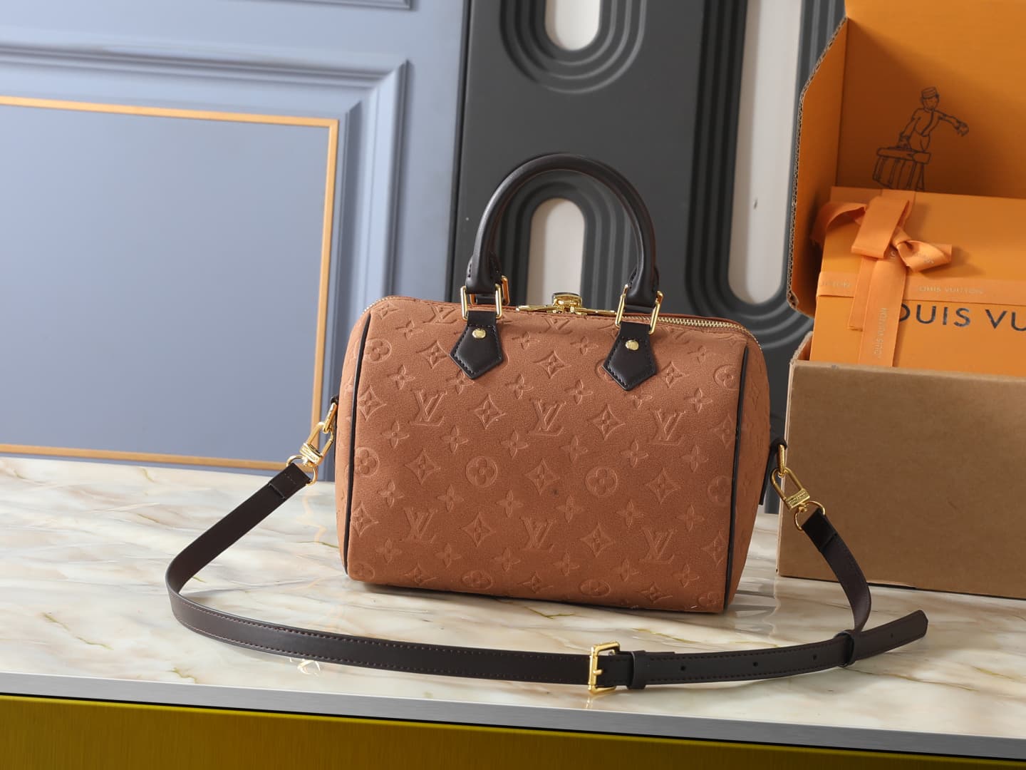 C5082 💰 Upgrade the original M2A383. This Speedy Bandoulière 25 handbag belongs to the Back to School collection. Soft, elegant velvet leather is printed with a Monogram pattern, while contrasting colors of leather create decorative edges, offering a fres — image 3