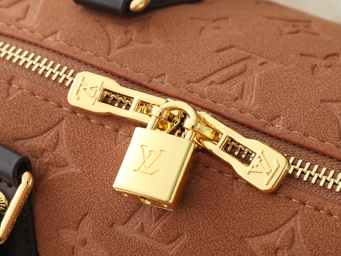 C5082 💰 Upgrade the original M2A383. This Speedy Bandoulière 25 handbag belongs to the Back to School collection. Soft, elegant velvet leather is printed with a Monogram pattern, while contrasting colors of leather create decorative edges, offering a fres — image 6