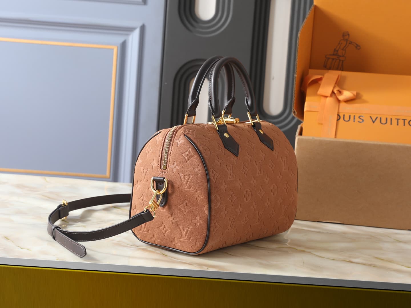 C5082 💰 Upgrade the original M2A383. This Speedy Bandoulière 25 handbag belongs to the Back to School collection. Soft, elegant velvet leather is printed with a Monogram pattern, while contrasting colors of leather create decorative edges, offering a fres — image 2
