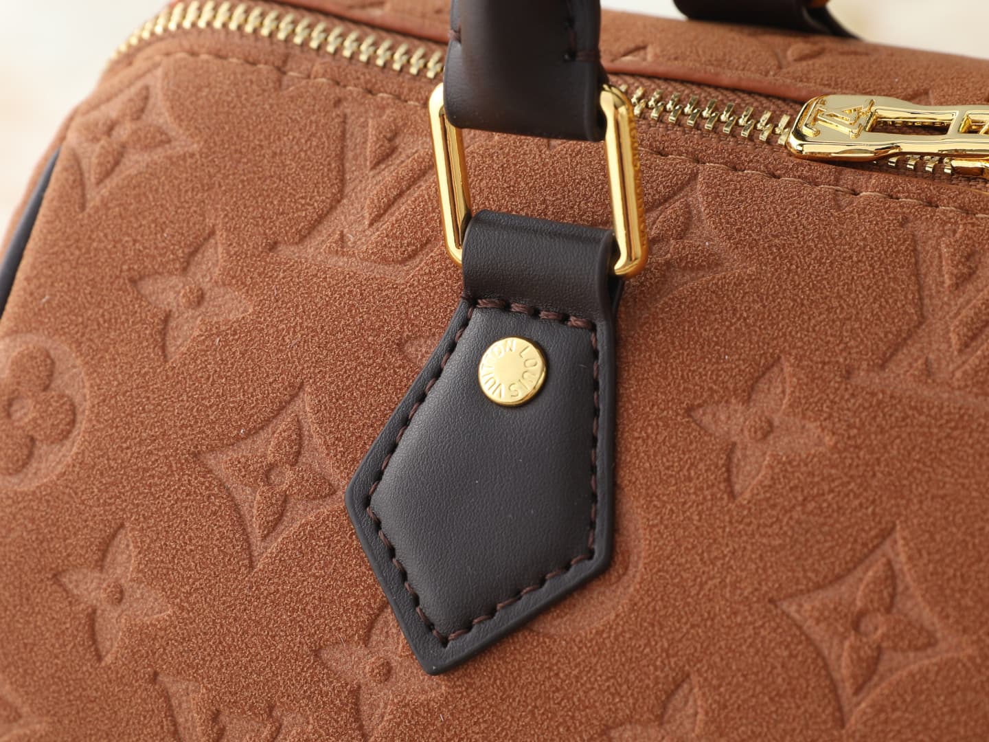 C5082 💰 Upgrade the original M2A383. This Speedy Bandoulière 25 handbag belongs to the Back to School collection. Soft, elegant velvet leather is printed with a Monogram pattern, while contrasting colors of leather create decorative edges, offering a fres — image 5