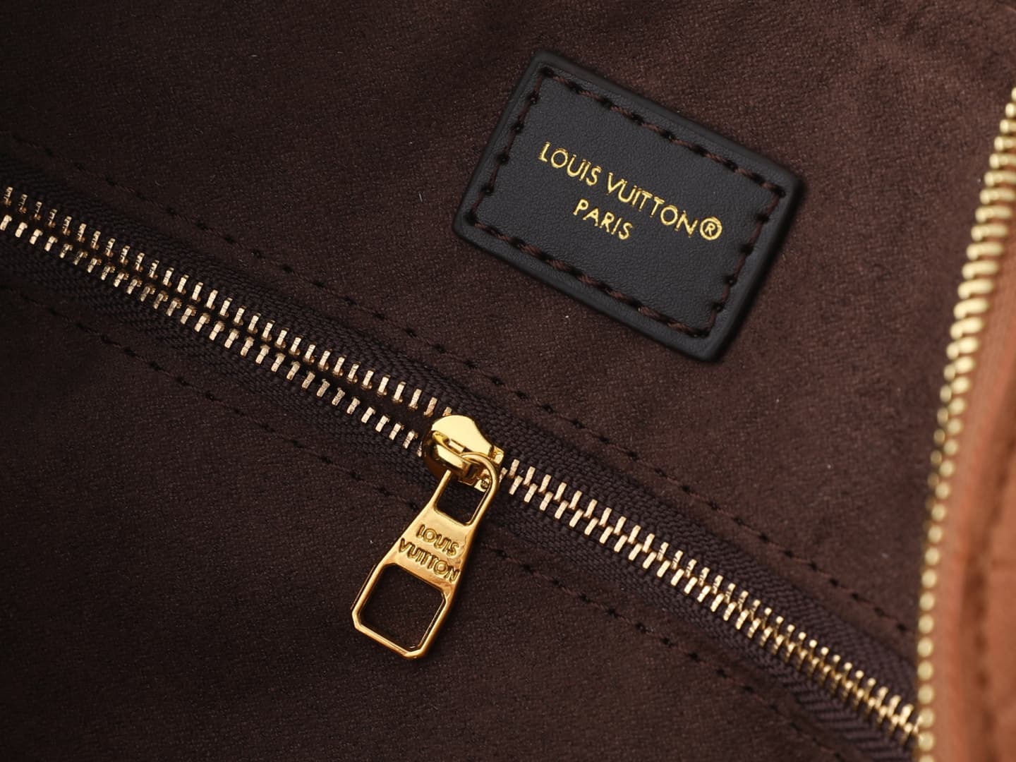C5082 💰 Upgrade the original M2A383. This Speedy Bandoulière 25 handbag belongs to the Back to School collection. Soft, elegant velvet leather is printed with a Monogram pattern, while contrasting colors of leather create decorative edges, offering a fres — image 8