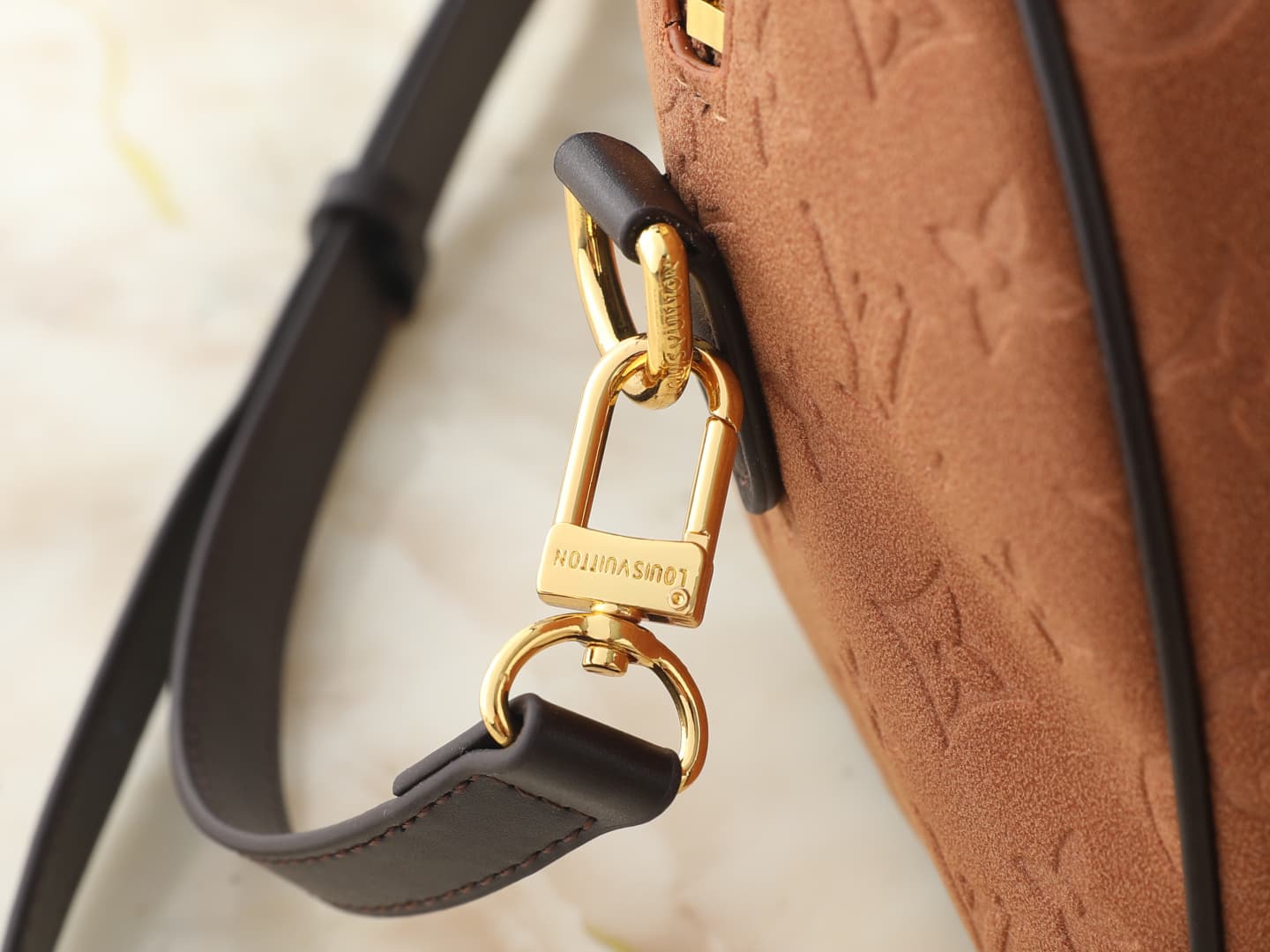 C5082 💰 Upgrade the original M2A383. This Speedy Bandoulière 25 handbag belongs to the Back to School collection. Soft, elegant velvet leather is printed with a Monogram pattern, while contrasting colors of leather create decorative edges, offering a fres — image 7