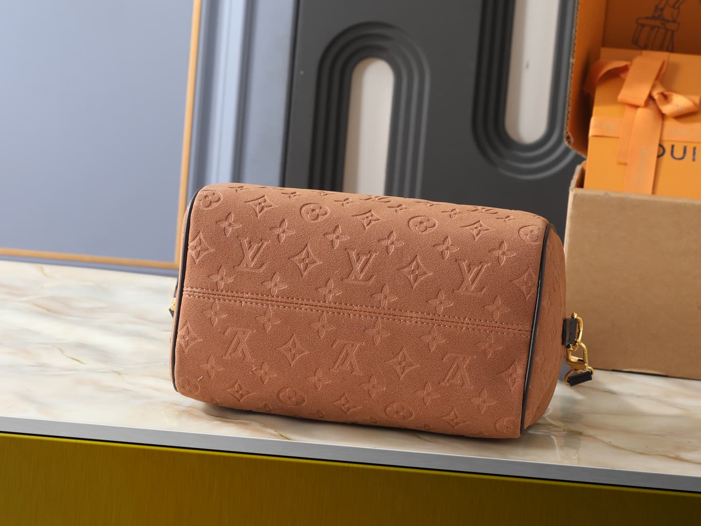 C5082 💰 Upgrade the original M2A383. This Speedy Bandoulière 25 handbag belongs to the Back to School collection. Soft, elegant velvet leather is printed with a Monogram pattern, while contrasting colors of leather create decorative edges, offering a fres — image 4