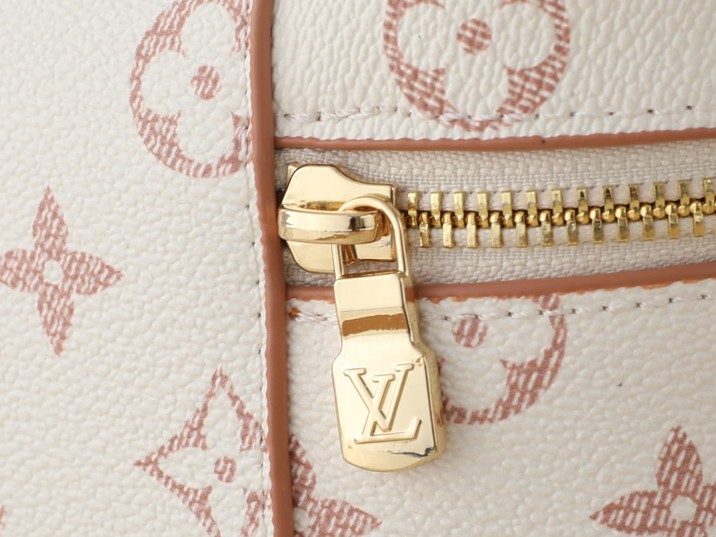 C5081 💰 Upgraded version of the original M29782 and M47125. This Vanity Chain Pouch handbag is inspired by Louis Vuitton’s premium packaging, preserving the brand’s travel heritage. The LV Crafty version features a soft color scheme based on Monogram Dune — image 7