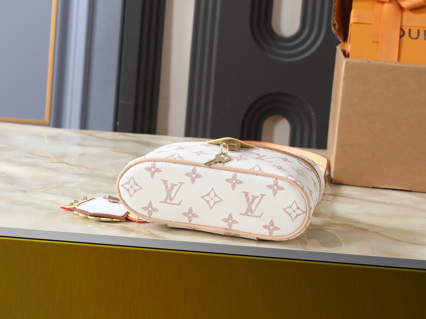 C5081 💰 Upgraded version of the original M29782 and M47125. This Vanity Chain Pouch handbag is inspired by Louis Vuitton’s premium packaging, preserving the brand’s travel heritage. The LV Crafty version features a soft color scheme based on Monogram Dune — image 4