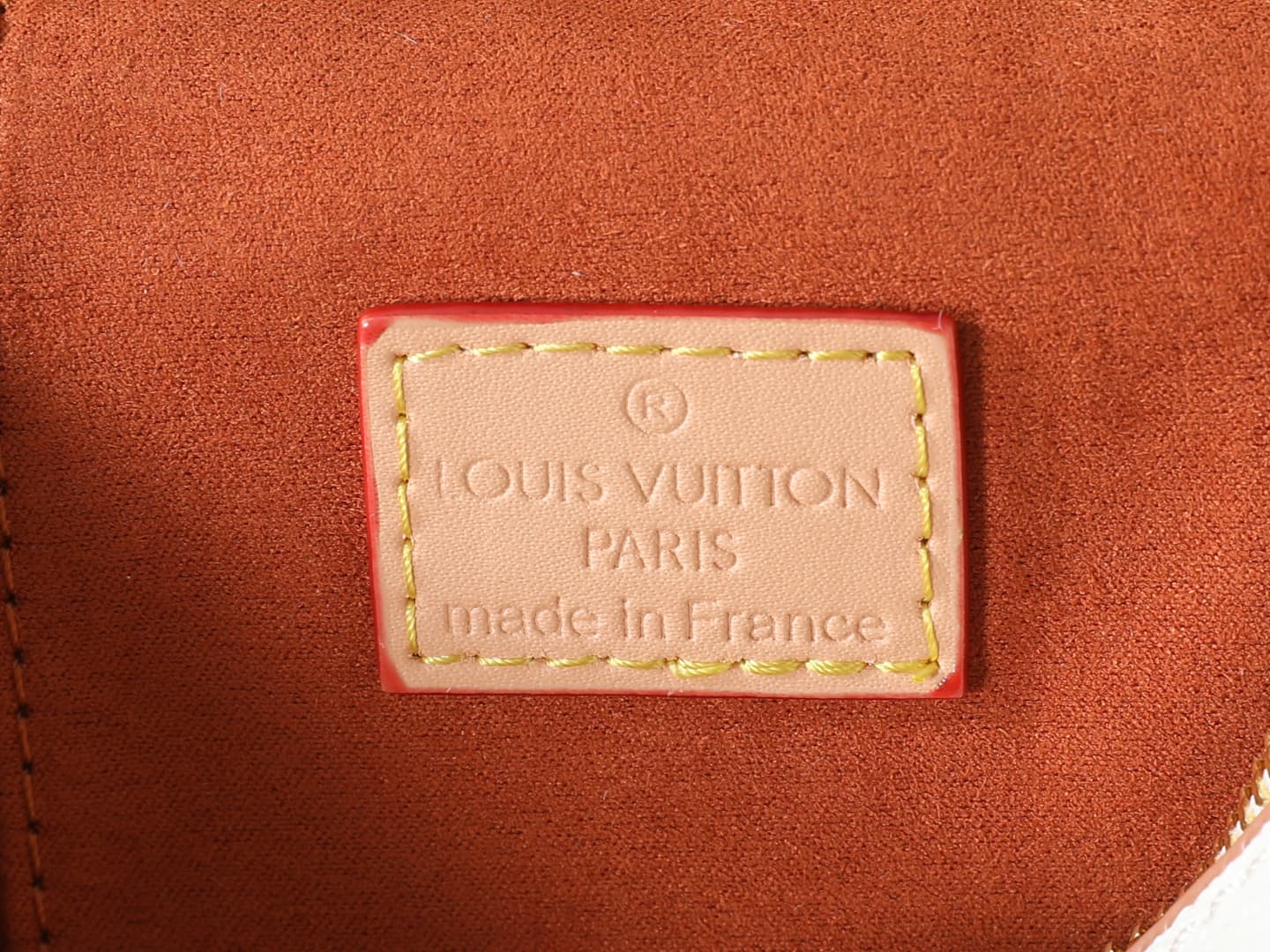 C5081 💰 Upgraded version of the original M29782 and M47125. This Vanity Chain Pouch handbag is inspired by Louis Vuitton’s premium packaging, preserving the brand’s travel heritage. The LV Crafty version features a soft color scheme based on Monogram Dune — image 8