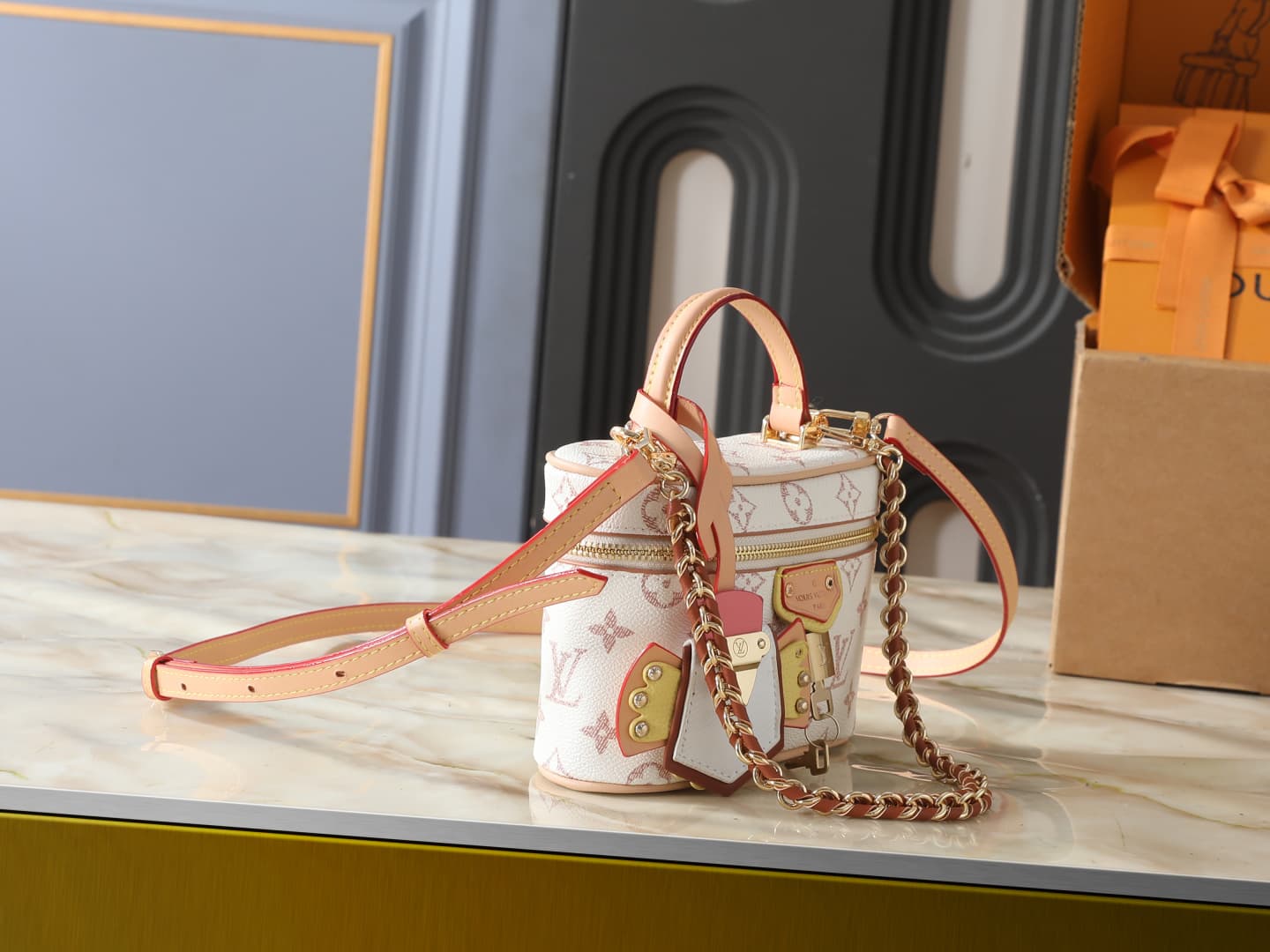 C5081 💰 Upgraded version of the original M29782 and M47125. This Vanity Chain Pouch handbag is inspired by Louis Vuitton’s premium packaging, preserving the brand’s travel heritage. The LV Crafty version features a soft color scheme based on Monogram Dune — image 2