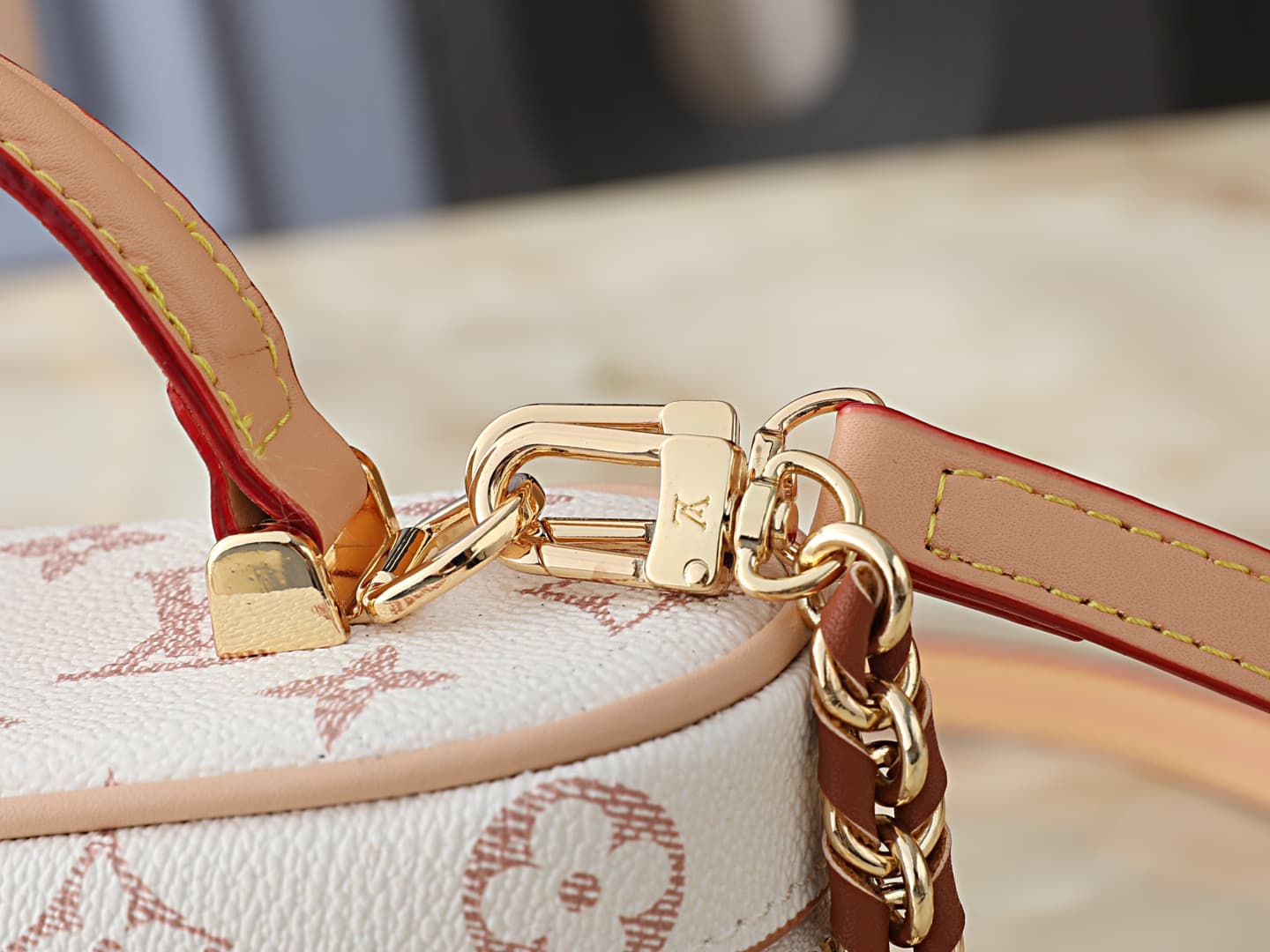 C5081 💰 Upgraded version of the original M29782 and M47125. This Vanity Chain Pouch handbag is inspired by Louis Vuitton’s premium packaging, preserving the brand’s travel heritage. The LV Crafty version features a soft color scheme based on Monogram Dune — image 6