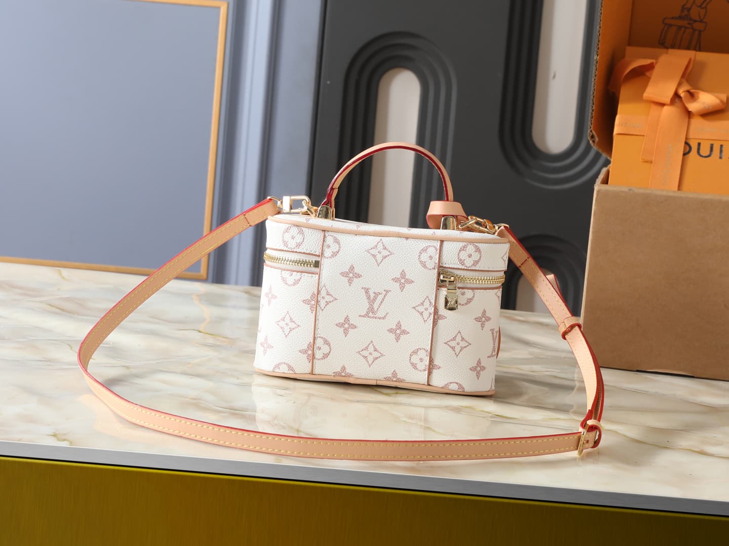 C5081 💰 Upgraded version of the original M29782 and M47125. This Vanity Chain Pouch handbag is inspired by Louis Vuitton’s premium packaging, preserving the brand’s travel heritage. The LV Crafty version features a soft color scheme based on Monogram Dune — image 3