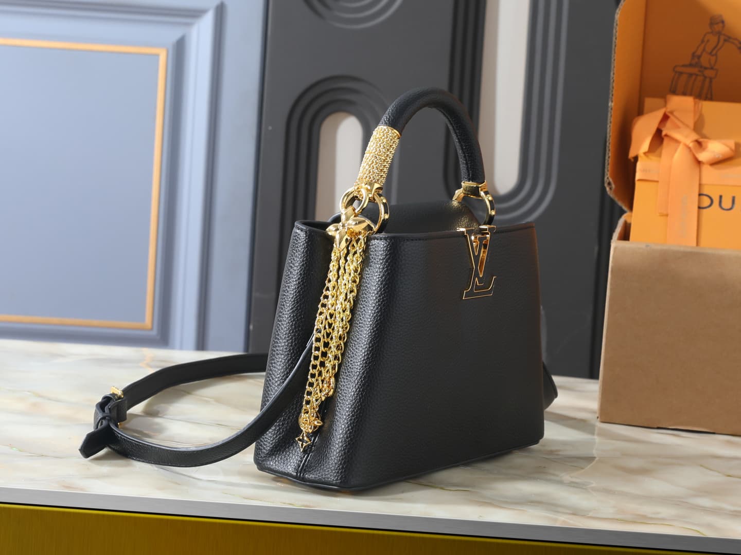 C5005 💰 Guangzhou product – top-tier original collection: M26328, M26329, M26531. This LV Mirage version of Capucines BB handbag comes from the Exceptionals series. Made with satin Taurillon leather, it is ideal for evening events. The monogram pattern fe — image 2