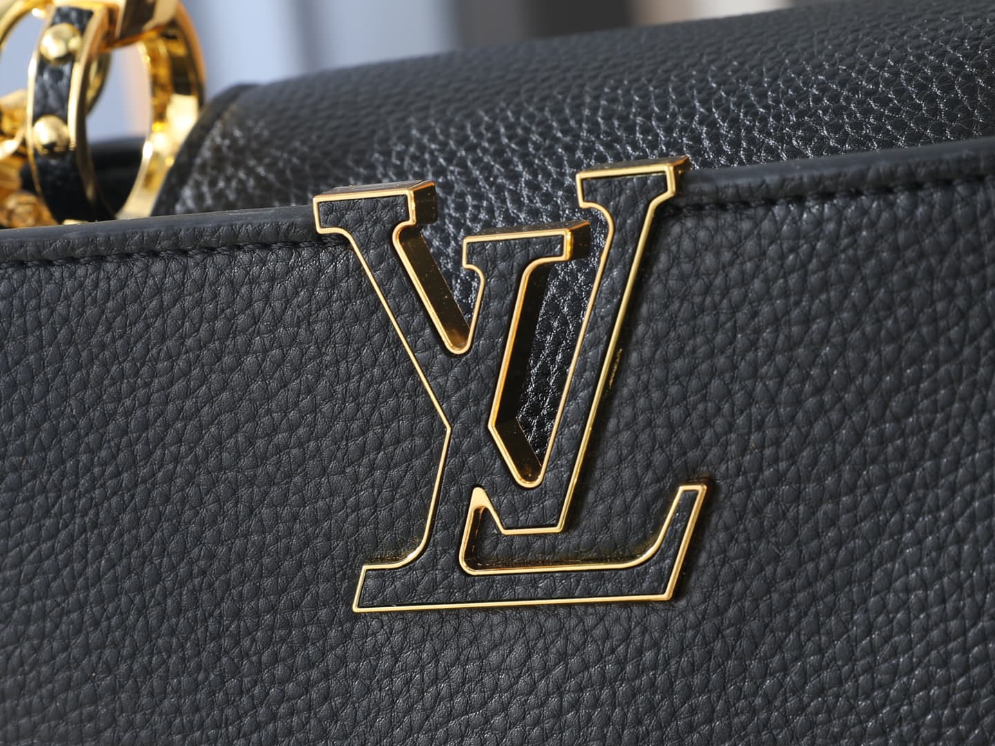 C5005 💰 Guangzhou product – top-tier original collection: M26328, M26329, M26531. This LV Mirage version of Capucines BB handbag comes from the Exceptionals series. Made with satin Taurillon leather, it is ideal for evening events. The monogram pattern fe — image 5