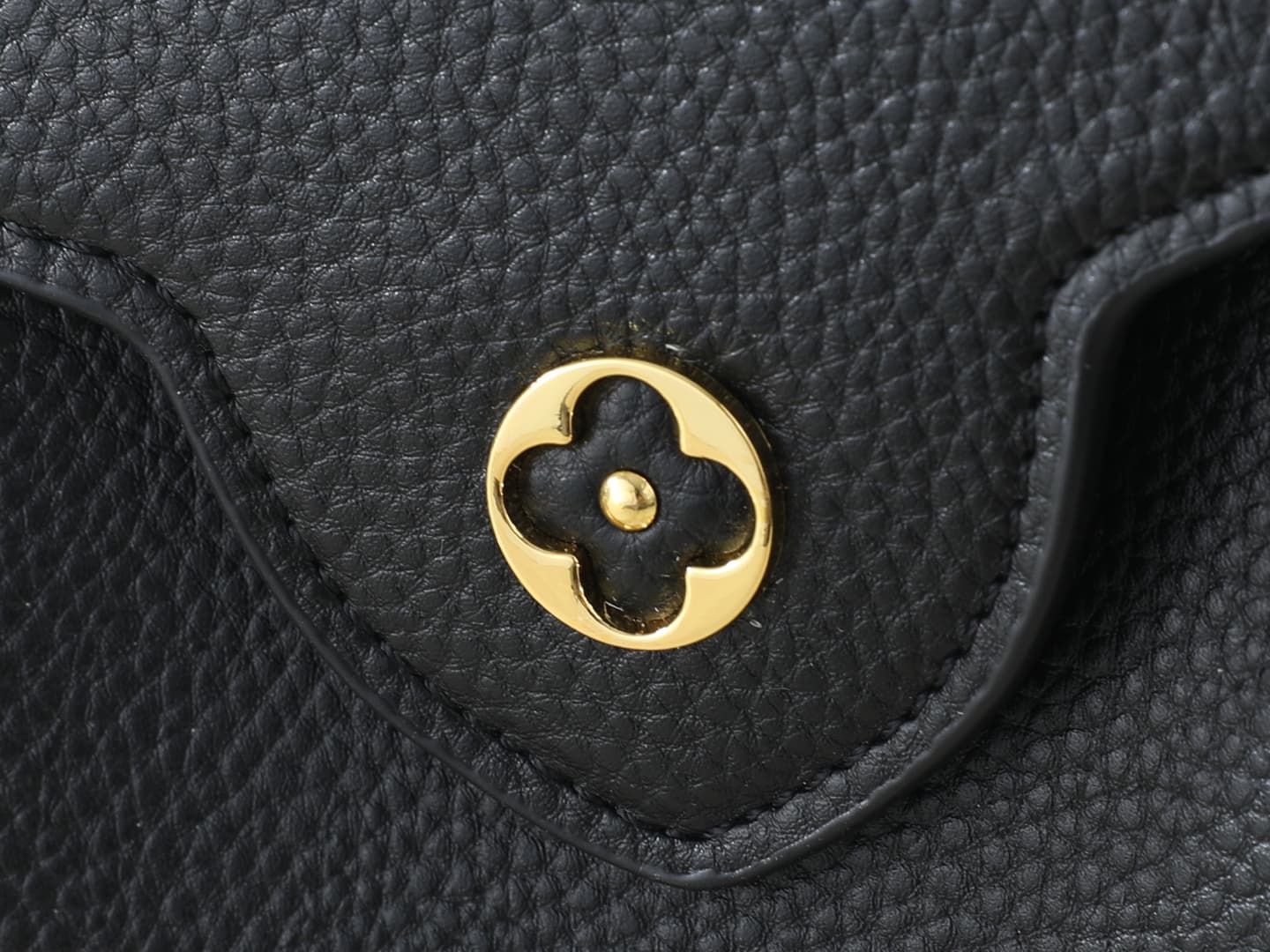C5004 💰 Guangzhou product – top-quality original collection: M26328, M26329, M26531. This mini bag in the LV Mirage style of Capucines comes from the Exceptionals series. Made from satin Taurillon leather, it is perfect for evening events. The monogram pa — image 6