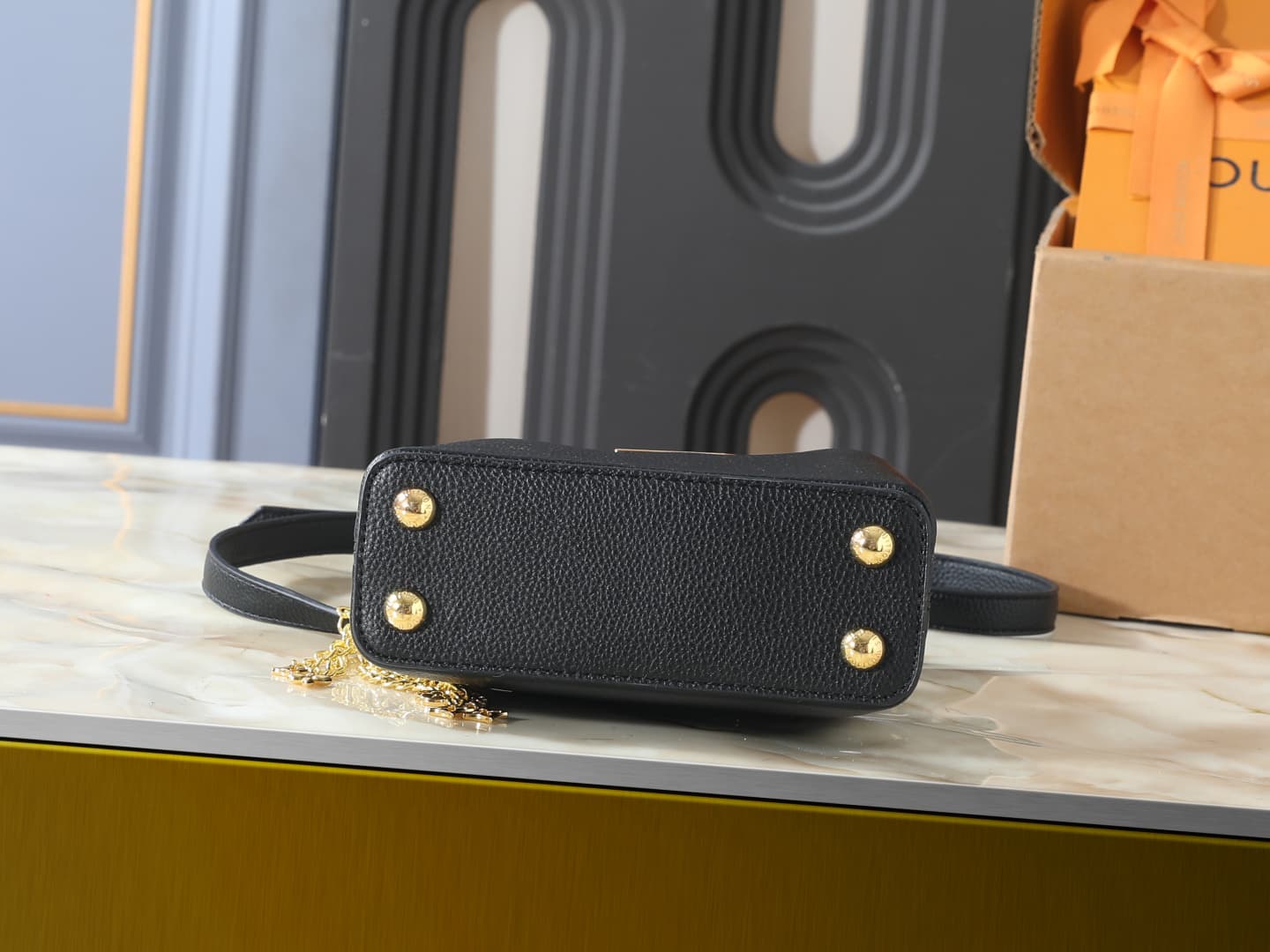 C5004 💰 Guangzhou product – top-quality original collection: M26328, M26329, M26531. This mini bag in the LV Mirage style of Capucines comes from the Exceptionals series. Made from satin Taurillon leather, it is perfect for evening events. The monogram pa — image 4