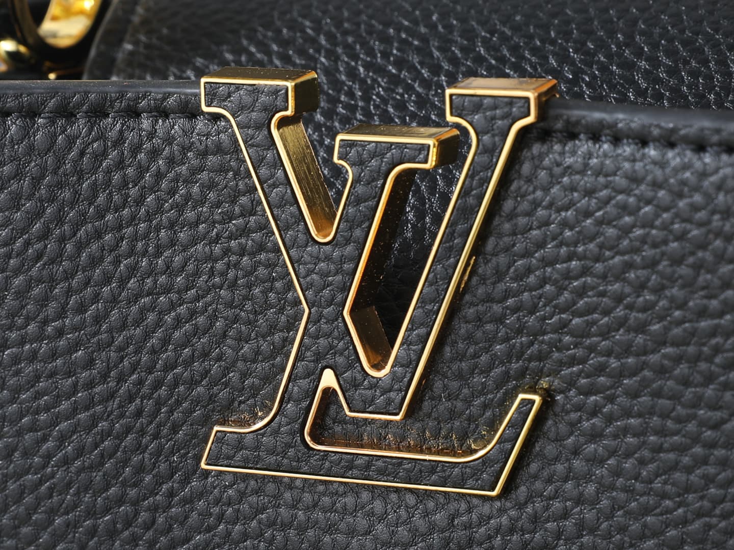C5004 💰 Guangzhou product – top-quality original collection: M26328, M26329, M26531. This mini bag in the LV Mirage style of Capucines comes from the Exceptionals series. Made from satin Taurillon leather, it is perfect for evening events. The monogram pa — image 5