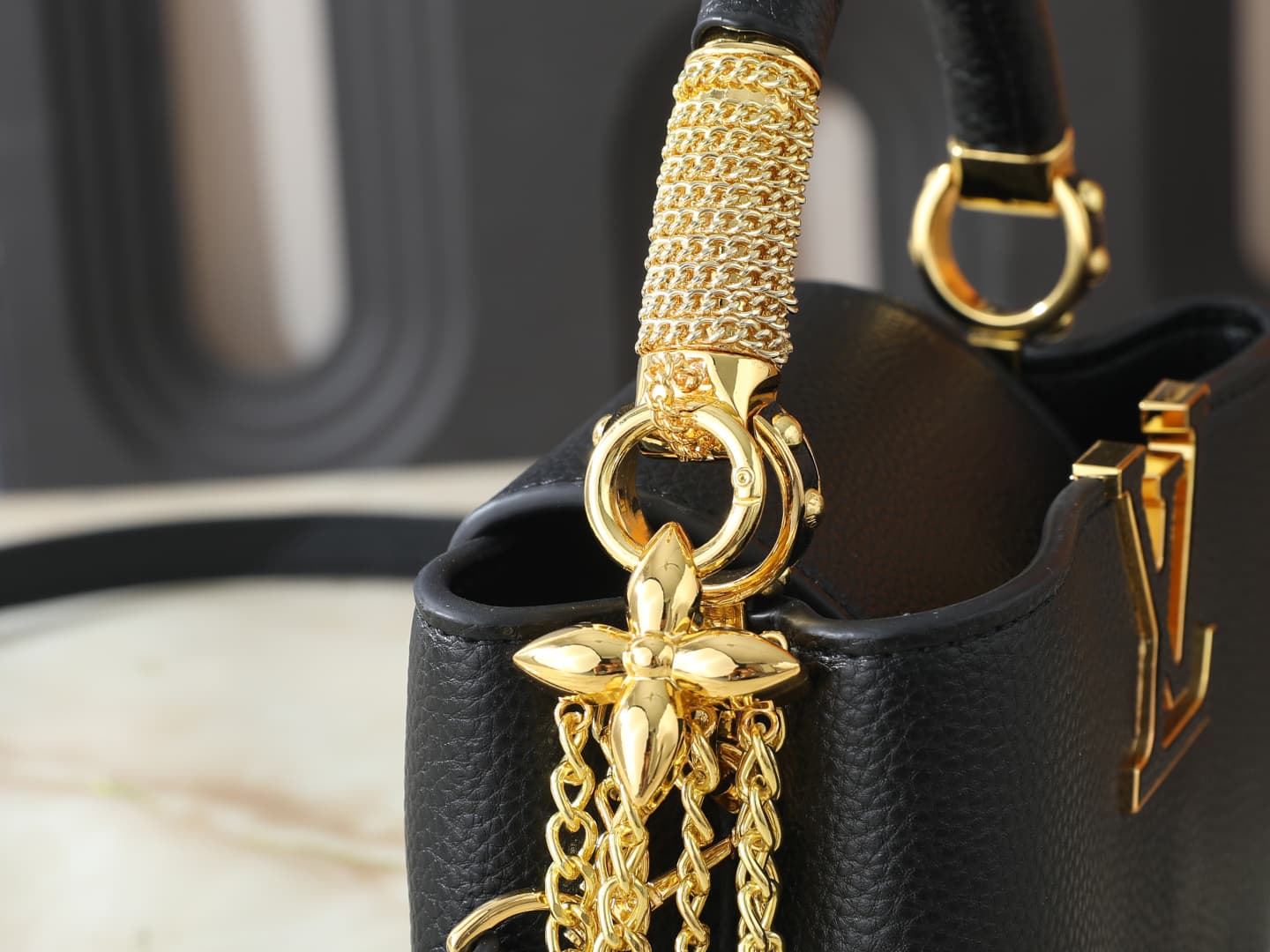C5004 💰 Guangzhou product – top-quality original collection: M26328, M26329, M26531. This mini bag in the LV Mirage style of Capucines comes from the Exceptionals series. Made from satin Taurillon leather, it is perfect for evening events. The monogram pa — image 7