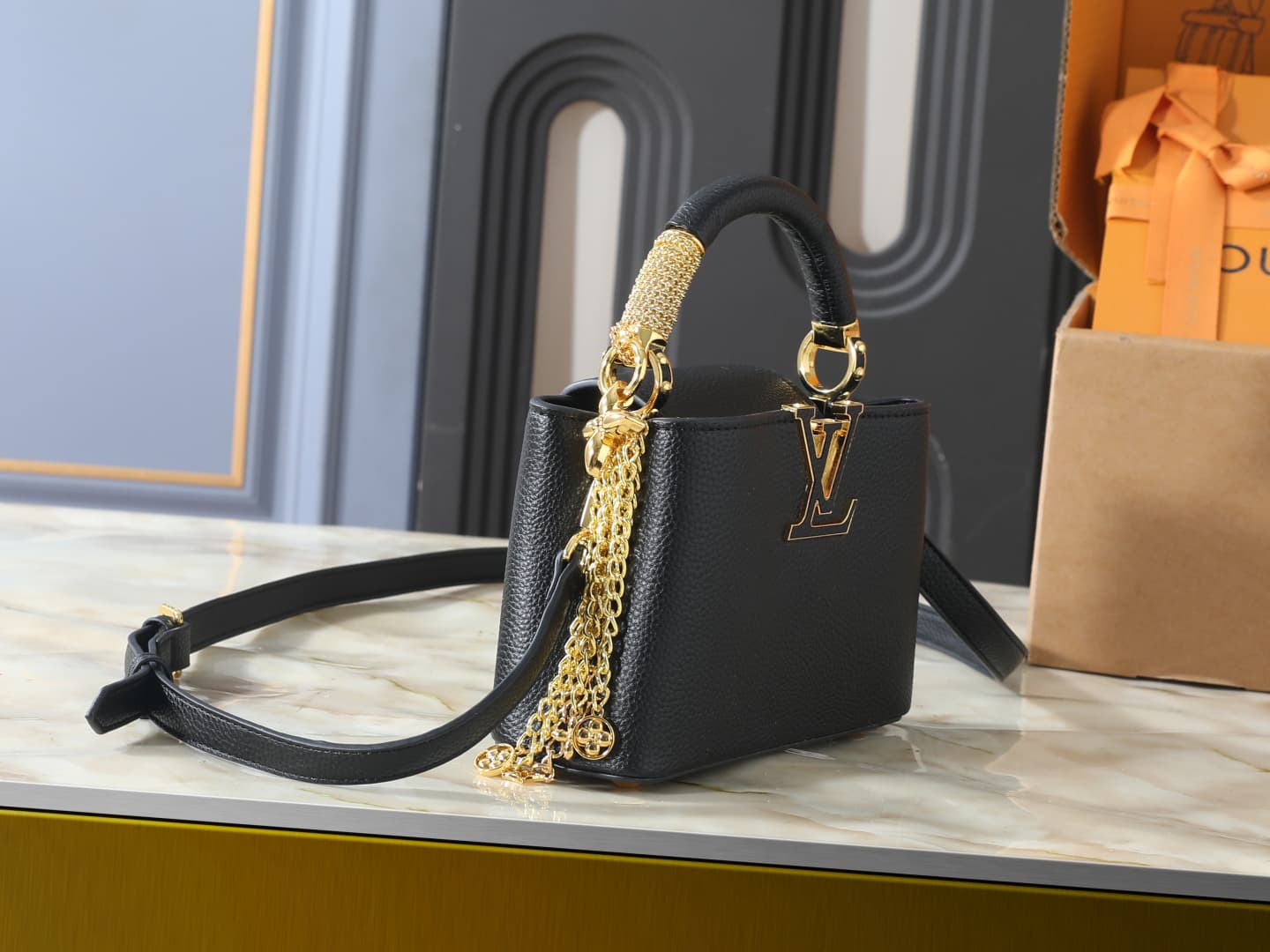 C5004 💰 Guangzhou product – top-quality original collection: M26328, M26329, M26531. This mini bag in the LV Mirage style of Capucines comes from the Exceptionals series. Made from satin Taurillon leather, it is perfect for evening events. The monogram pa — image 2