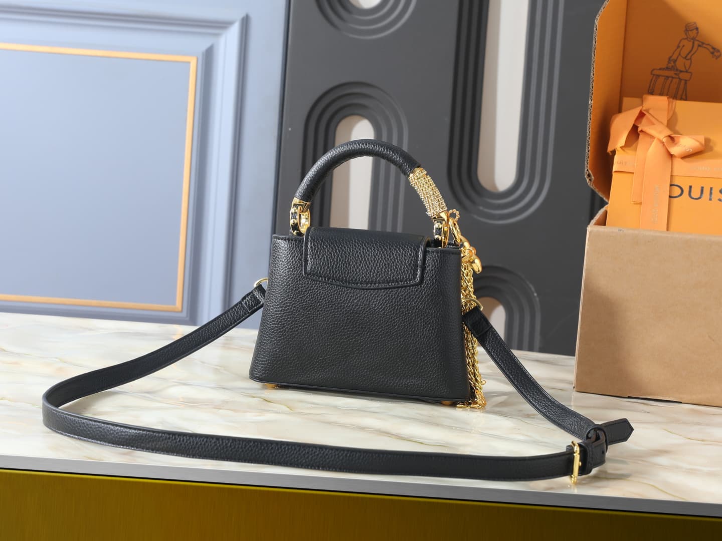 C5004 💰 Guangzhou product – top-quality original collection: M26328, M26329, M26531. This mini bag in the LV Mirage style of Capucines comes from the Exceptionals series. Made from satin Taurillon leather, it is perfect for evening events. The monogram pa — image 3