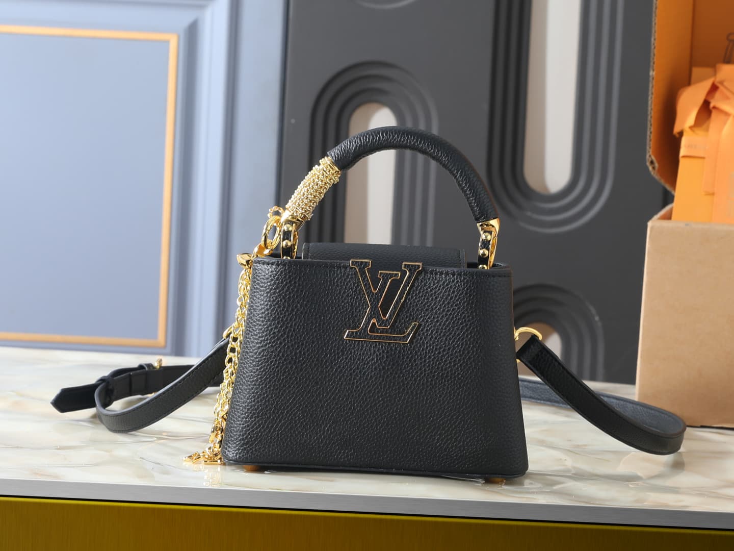 C5004 💰 Guangzhou product – top-quality original collection: M26328, M26329, M26531. This mini bag in the LV Mirage style of Capucines comes from the Exceptionals series. Made from satin Taurillon leather, it is perfect for evening events. The monogram pa — image 1