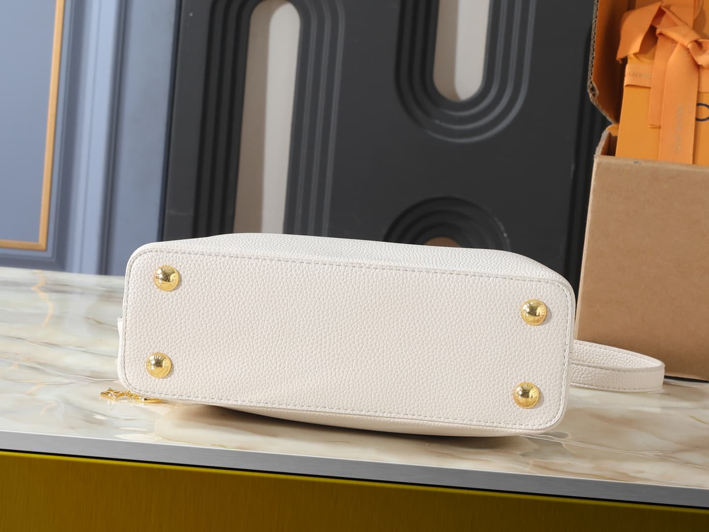 C5003 💰 Guangzhou product – top-tier original collection: M26328, M26329, M26531. This LV Mirage version of Capucines BB handbag comes from the Exceptionals series. Made with silk satin Taurillon leather, it is ideal for evening events. The monogram patte — image 4