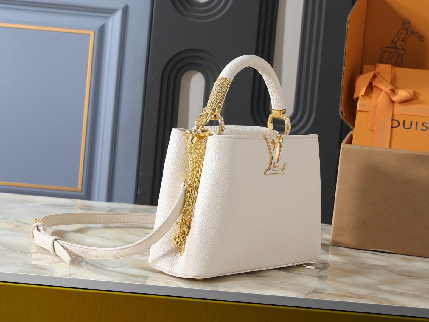 C5003 💰 Guangzhou product – top-tier original collection: M26328, M26329, M26531. This LV Mirage version of Capucines BB handbag comes from the Exceptionals series. Made with silk satin Taurillon leather, it is ideal for evening events. The monogram patte — image 2